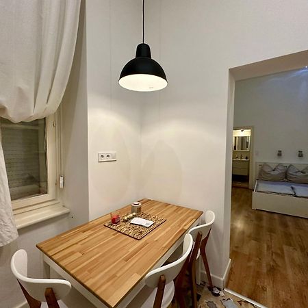 Cozy Studio Flat In The Heart Of Budapesta Exterior foto